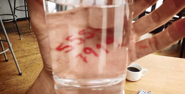2. un-poisson-s-est-faufile-dans-le-verre-d