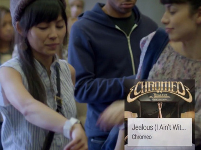 Il pourra vous aider à trouver le nom et l'artiste de n'importe quelle chanson qui passe, grâce à la célèbre application Shazam