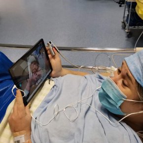 Tarbes : après une césarienne, les mamans peuvent voir les premiers instants de leur bébé grâce à des lunettes&nbsp;connectées